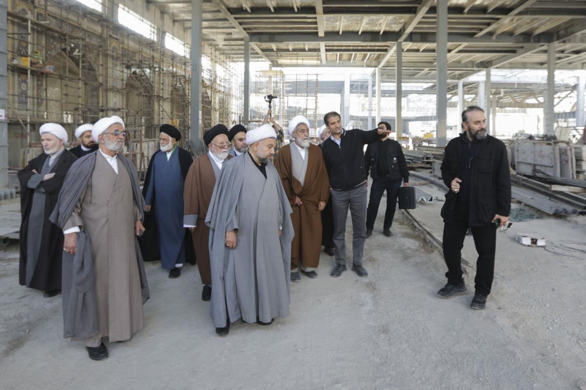 بازدید جمعی از اساتید حوزه و ائمه جماعت حرم مطهر رضوی از مهم‌ترین پروژه‌های عمرانی