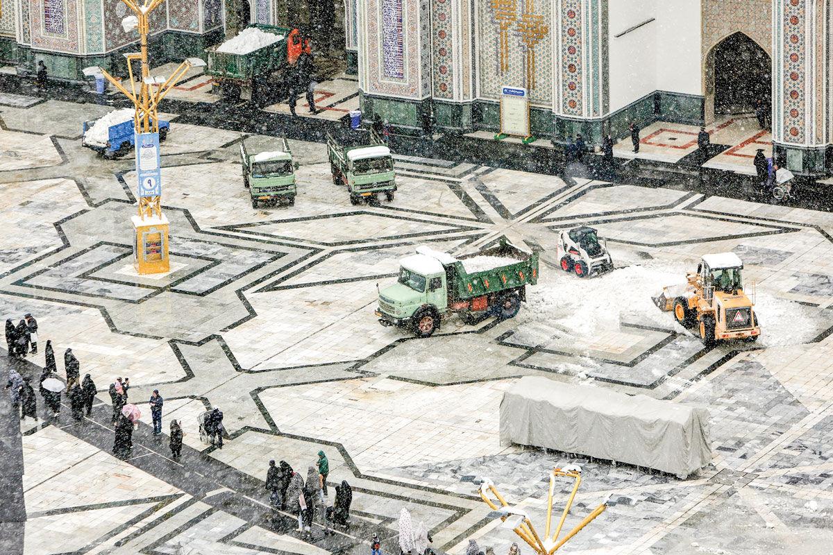 نگاهی به فرایند جمع‌آوری و انتقال برف در حرم مطهر امام رضا(ع)